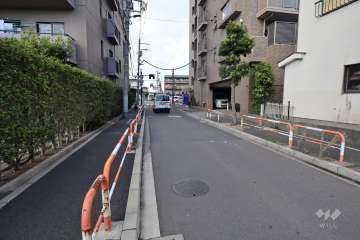 敷地西側の前面道路（南側から）