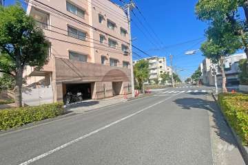 敷地東側の前面道路（南側から）