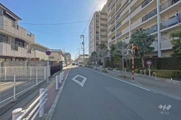 敷地の東側前面道路（北側から）