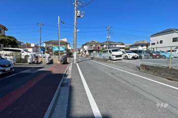 敷地東側の前面道路（南側から）