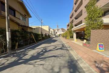 敷地西側の前面道路（南側から）