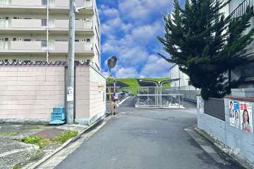 敷地南側の前面道路（西側から）