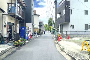 敷地南側の前面道路（東側から）