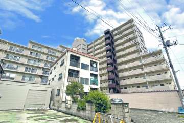 プレジデント中川の外観（南西側から）