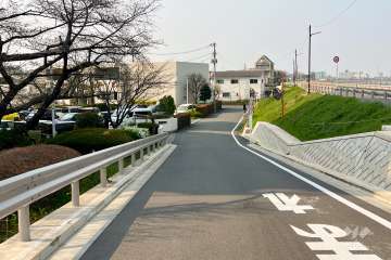 敷地北東側の前面道路（南東側から）