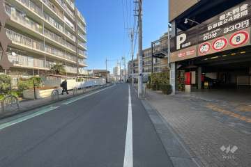 敷地南西側の前面道路（北西側から）