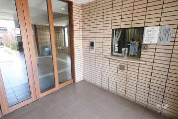 エントランスはオートロック付きです。　