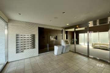 エントランスはオートロック付きです。