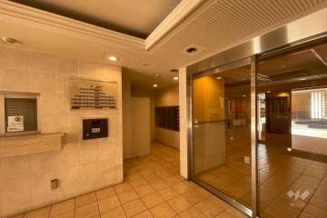 エントランスはオートロック付きです。