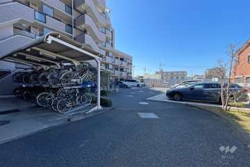 敷地内駐車場（屋外平面式）と駐輪場