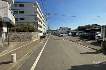 敷地南側の前面道路（西側から）