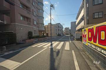 敷地の北側前面道路（東側から）