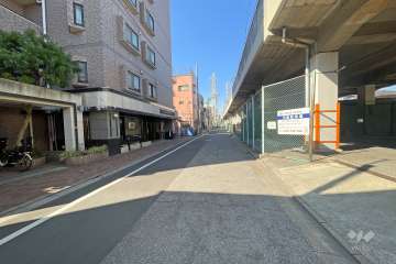 敷地北東側の前面道路8南東側から）