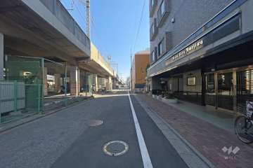 敷地北東側の前面道路（北西側から）
