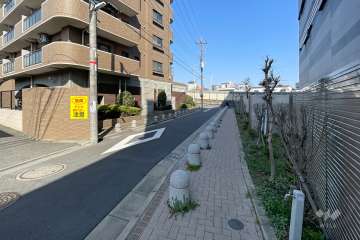 敷地東側の前面道路