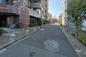 敷地西側の前面道路