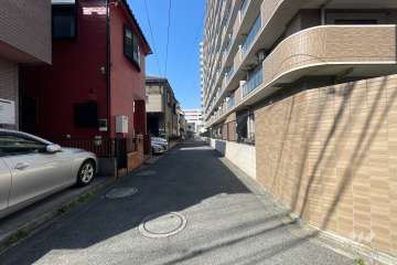 敷地南側の前面道路