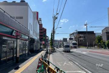 敷地の北側前面道路（東側から）