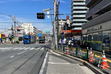 敷地の北側前面道路（西側から）