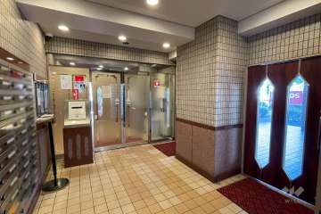 エントランスはオートロック付きです。