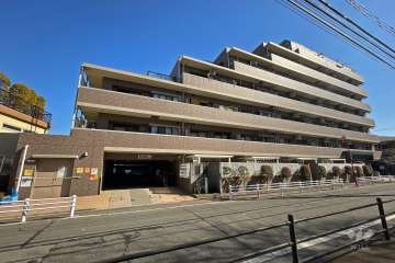 ライオンズマンション梅島中央公園の外観（北西側から）