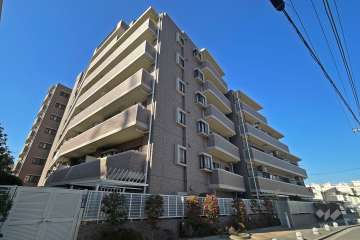 ライオンズマンション梅島中央公園の外観（南東側から）