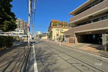 敷地西側の前面道路（南側から）