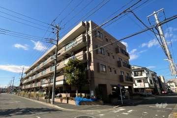 ライオンズマンション北綾瀬第10の外観（南東側から）