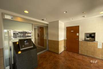 エントランスはオートロック付きです。