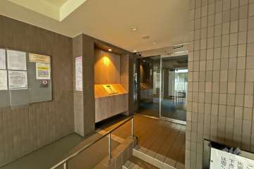 エントランスはオートロック付きです。