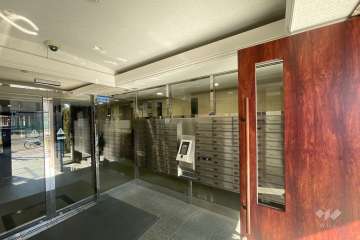 エントランスはオートロック付きです。