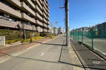 敷地南側の前面道路