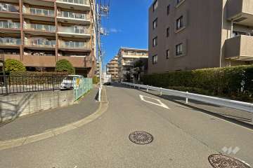 敷地の東側前面道路（北側から）