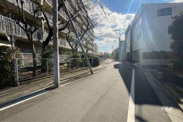 敷地西側の前面道路