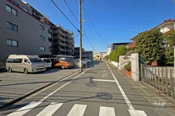 敷地の西側前面道路（北側から）