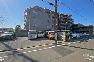 敷地内西側の駐車場（屋外平面式）