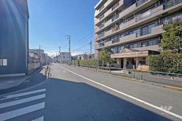 敷地の南側前面道路（東側から）