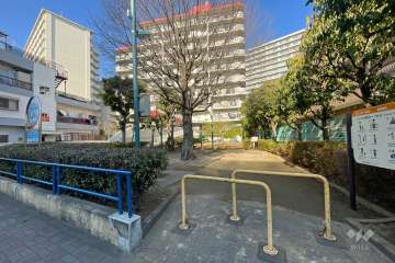 敷地に隣接した梅田八丁目第一児童遊園