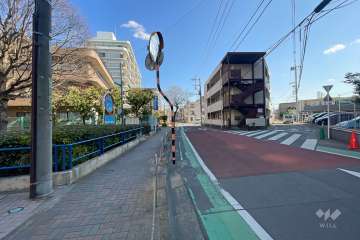 敷地の南西側前面道路（北西側から）