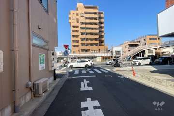 敷地南側の前面道路（東側から）