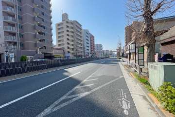 敷地西側の前面道路（南側から）