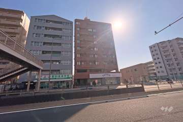 ニシムラ梅島コーポラスの外観（北西側から）