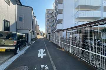 敷地南東側の前面道路（北東側から）