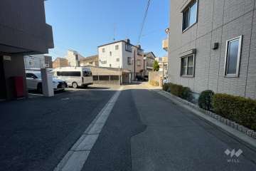 敷地北西側の前面道路（北東側から）
