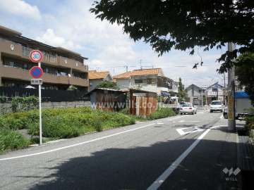 周辺はマンションと一戸建てが混在する静かな住宅地です。