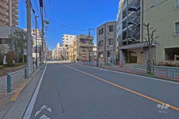 敷地南西側は梅田通りに面しています（北西側から）。