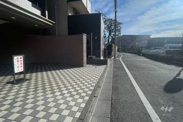 敷地南側の前面道路（西側から）