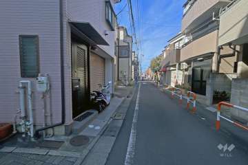 敷地の東側前面道路（南側から）