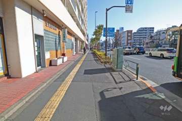 敷地南側前面道路（西側から）。六車線のバス通りです。