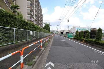 敷地南東側の前面道路（南西側から）